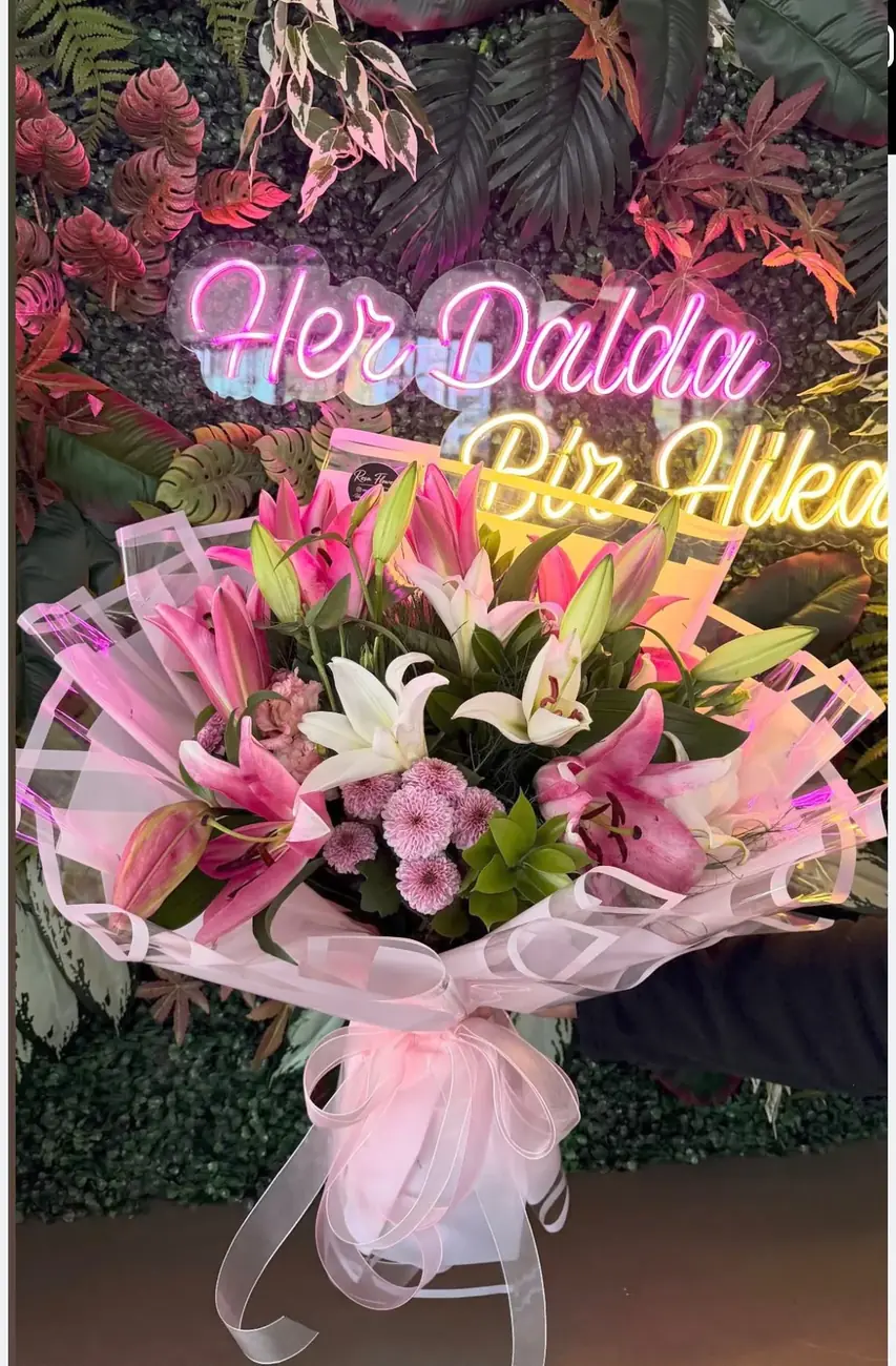 Neon Lilyum